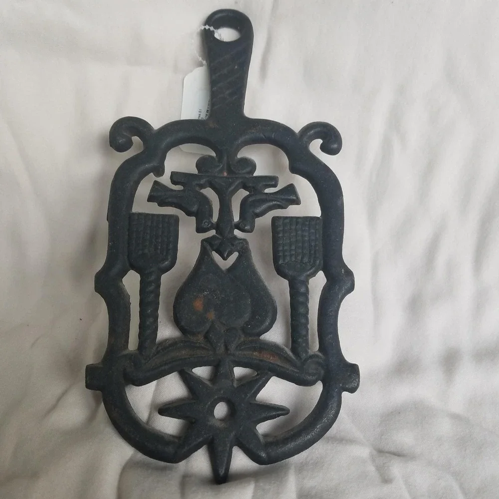 Vintage‎ Wilton Cast Iron Trivet doves brooms Kitchen Décor Wall Hanging